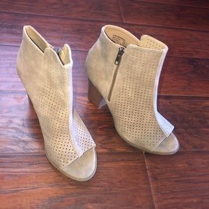 Super cute booties!!